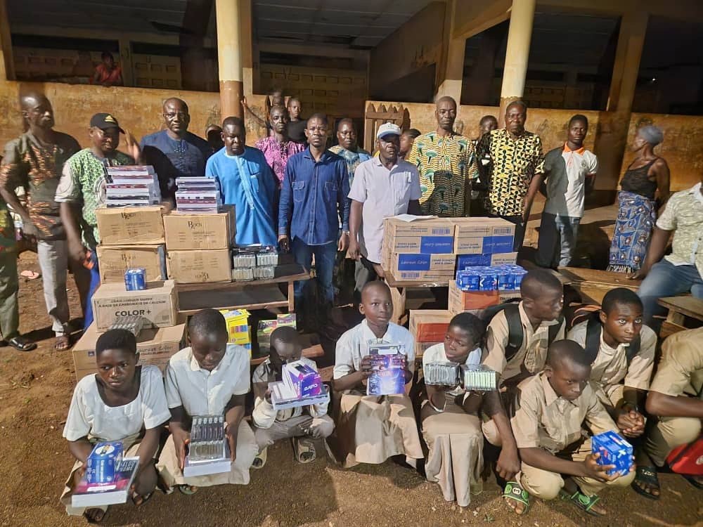 Élèves avec leurs kits scolaires ACIES